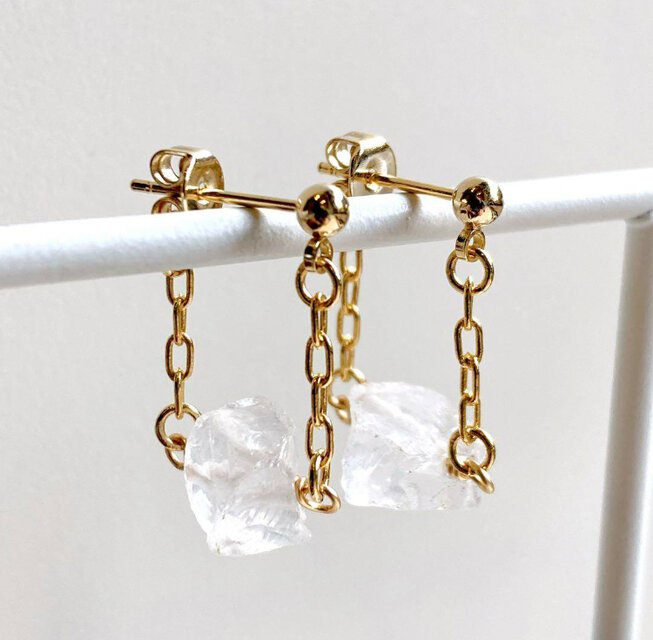 天然石ラフロッククリスタルのチェーンフープピアス