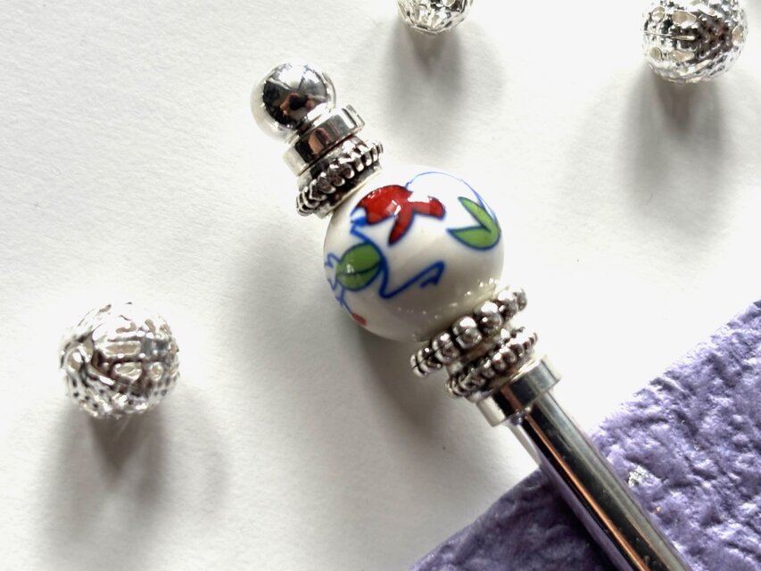 かんざし　赤金魚の様な草花の陶器ビーズ　一本挿し　一本簪　白　ホワイト　シルバー　磁器