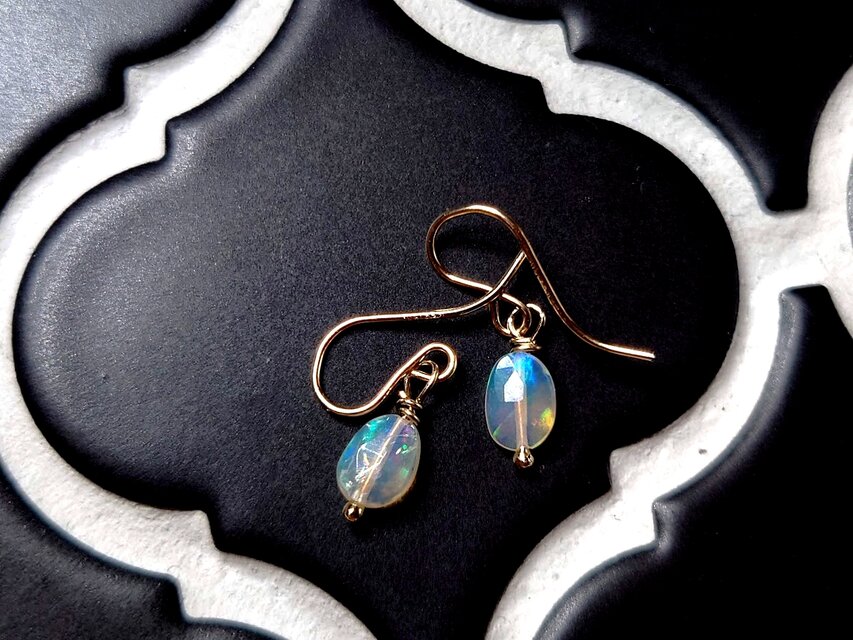 プレシャスオパールの１粒ピアス（B）