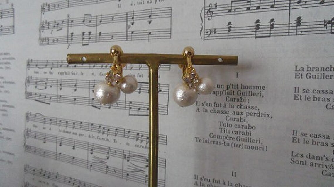 コットンパールとラインストーン付イヤリング