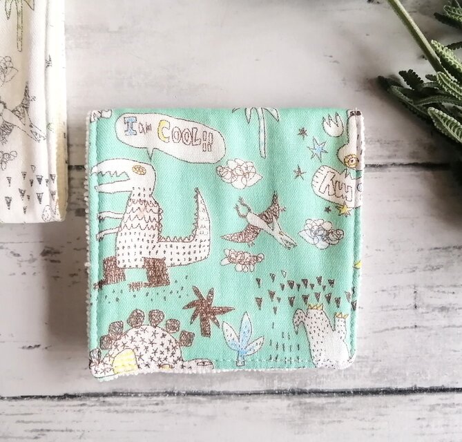 ポップな恐竜　ハーフハンカチ　緑　ガーゼハンカチ　タオルハンカチ　ダブルガーゼ　コットン　マイクロファイバー　パイル　