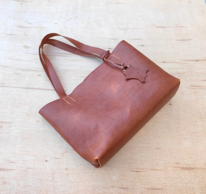 オイルレザー】A4かしっかり入る ノーブルトートバッグ（シンプル