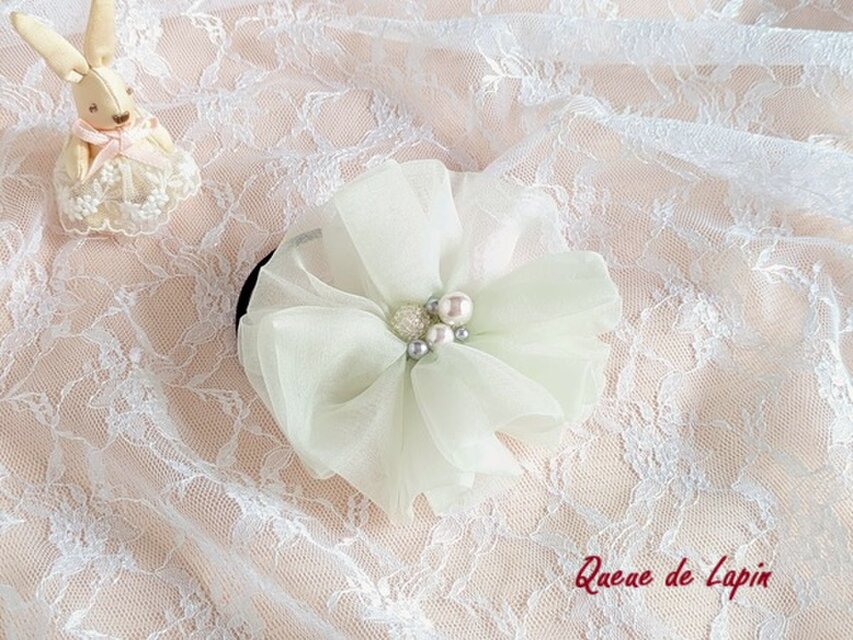 ふんわり可愛いパステルグリーンのフラワーヘアゴム