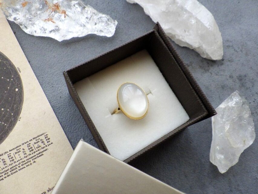 天然石の指輪 ■ シンプル 大粒オーバル ■  ホワイトムーンストーン（長石）