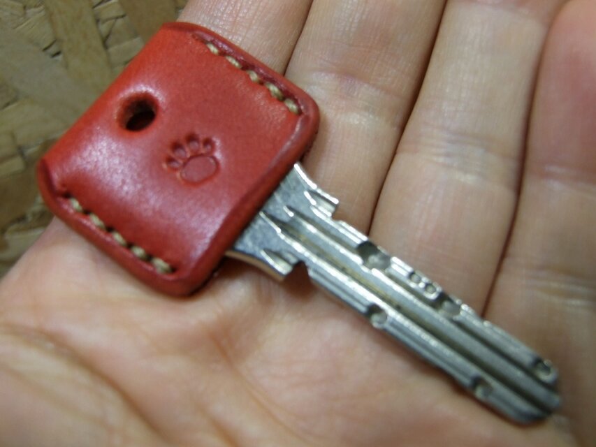 肉球刻印のキーカバー　サドル赤（朱色）ｘベージュ