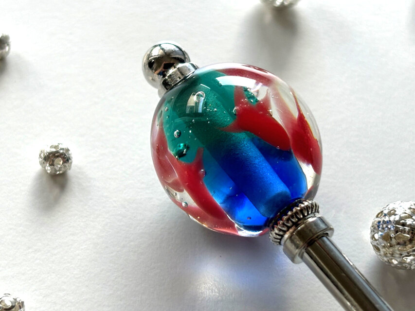かんざし　赤金魚とブルーグリーンのグラデーションのとんぼ玉　一本挿し　簪　トンボ玉　蜻蛉玉　青　レッド　和風