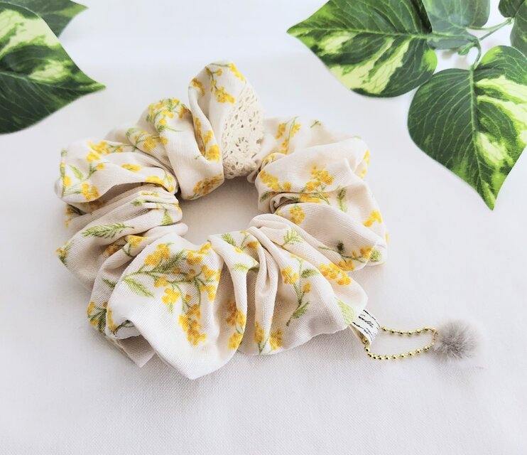 ミモザリネンのビッグシュシュ（ベージュ)