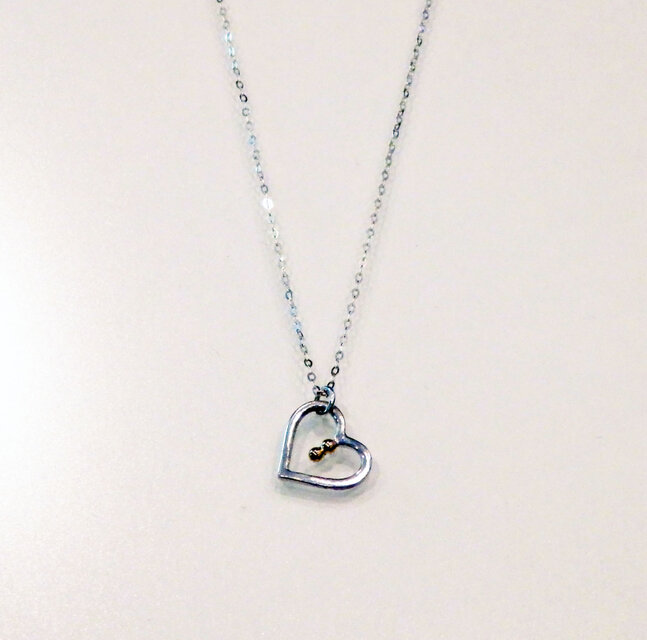 ゴールドがアクセント　　ハートの彫金ペンダント