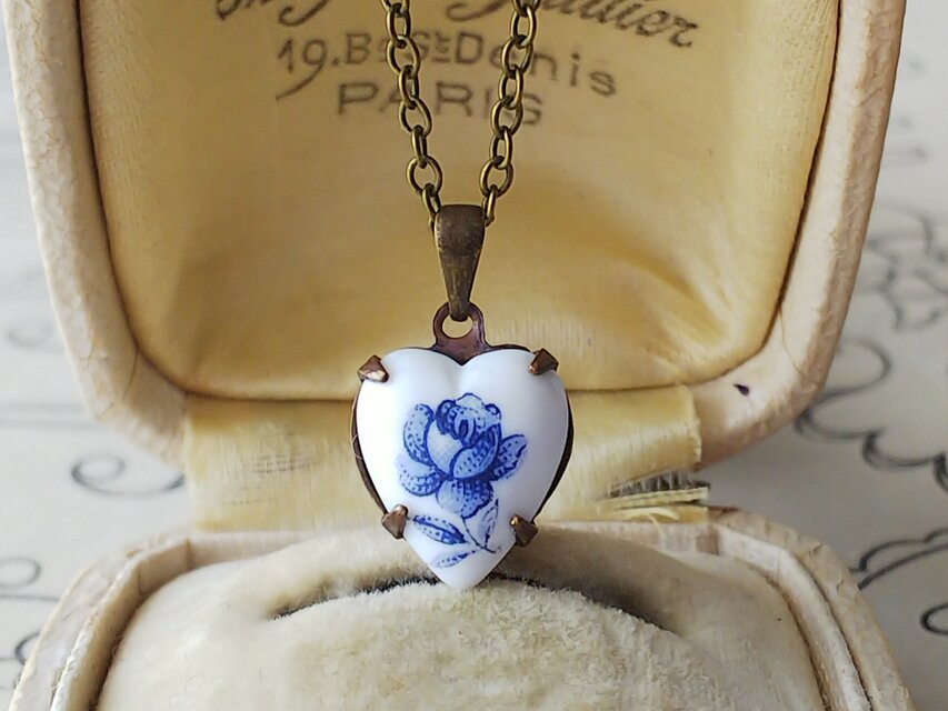ヴィンテージ　Blue薔薇／Whiteハート　真鍮古美ネックレス
