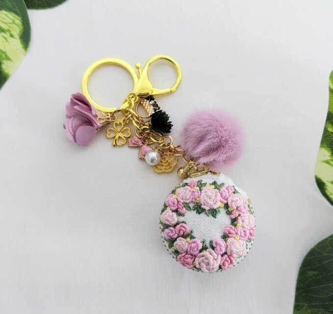 ピンクのパラ刺繍のマカロン＆キーホルダー