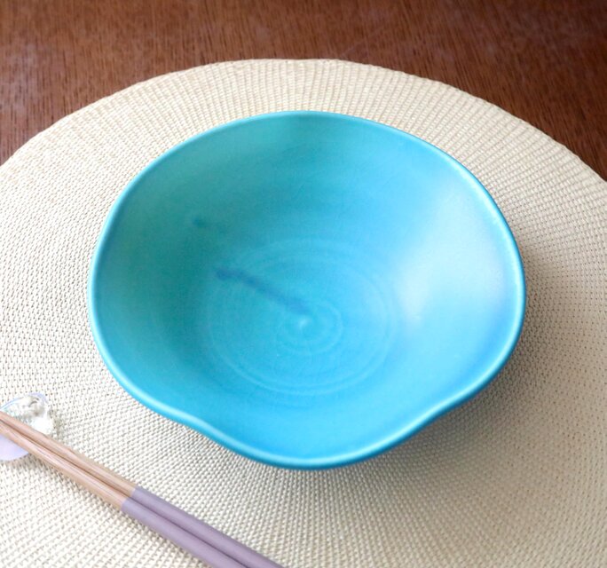 トルコ青マット釉の輪花鉢