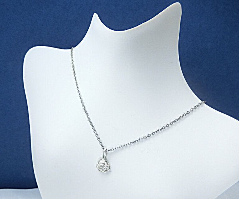 プラチナ９００製：ミニ・薔薇｛バラ｝のペンダント（S型）　＊日本製