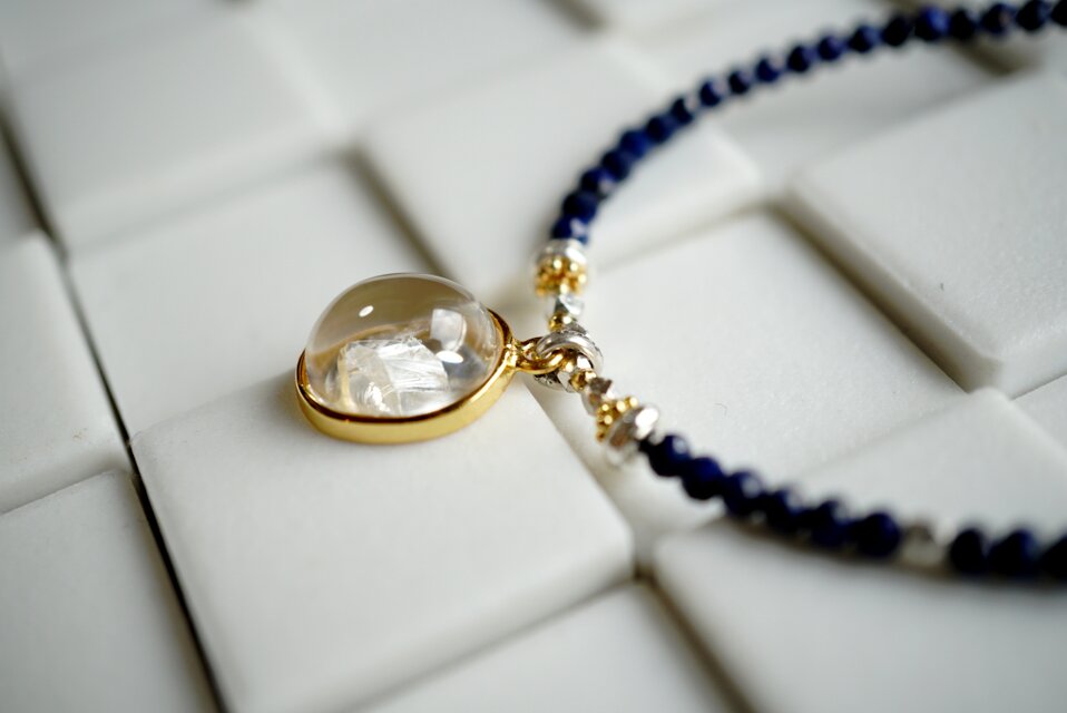 クリスタルインクリスタルとラピスラズリのネックレス