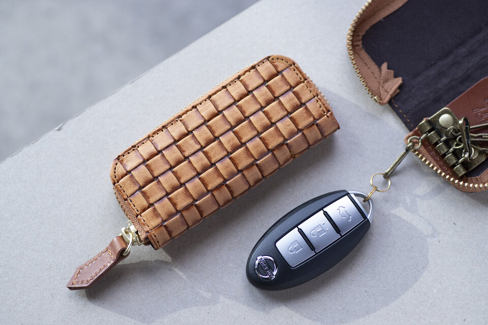 エンボスメッシュレザー 型押し 編み込み キャメル 4連キーケース スマートキー 鍵入れ 鍵 カギ 収納 apo-16em