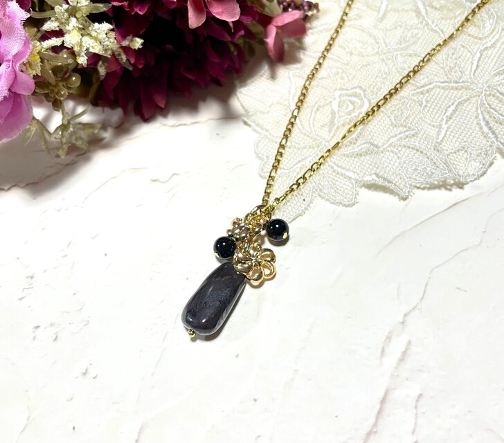 ステンレスチェーン 55cm* スギライト・モリオンのキラキラフラワーお守りペンダント57　ネックレス