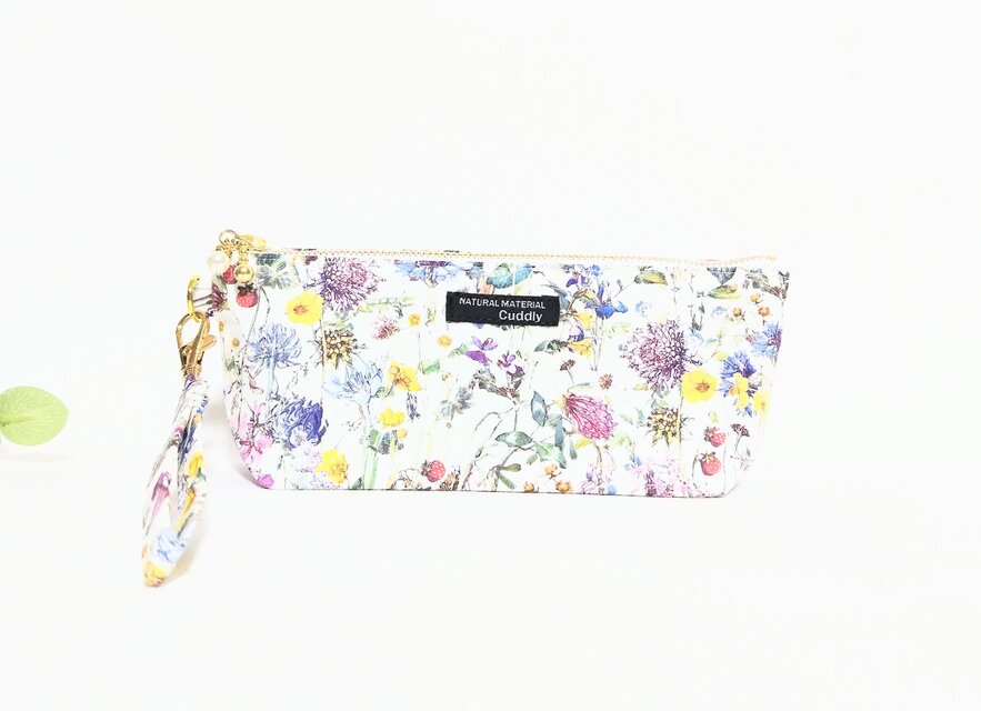 リバティワイルドフラワーの持ち手付きペンケース
