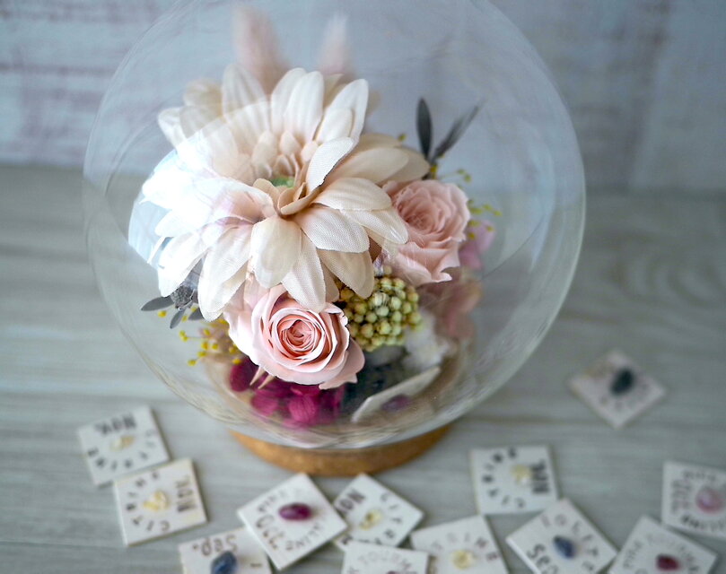 ピンクガーベラとローズの誕生月の天然石  Flower domeのコピー