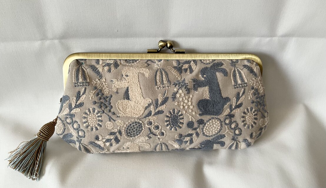 点と線模様 ウサギ シンプル 親子がま口長財布 | iichi 日々の暮らしを