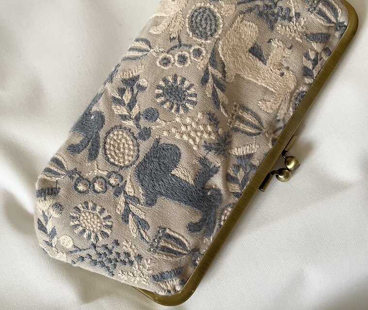 点と線模様 ウサギ シンプル 親子がま口長財布 | iichi 日々の暮らしを