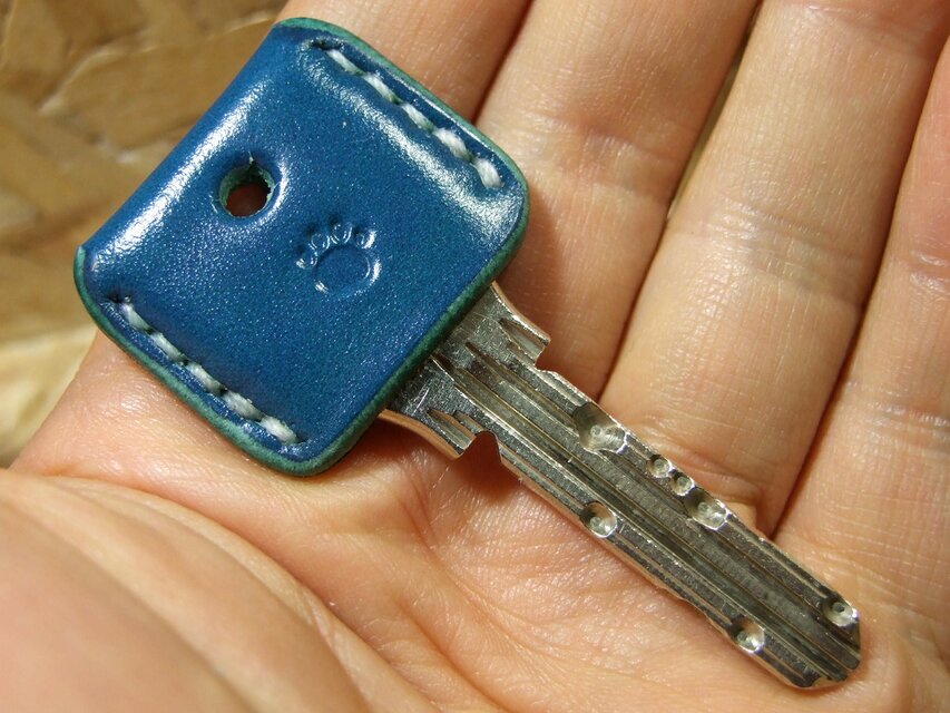 肉球刻印のキーカバー　ルガト琉球ブルー×白