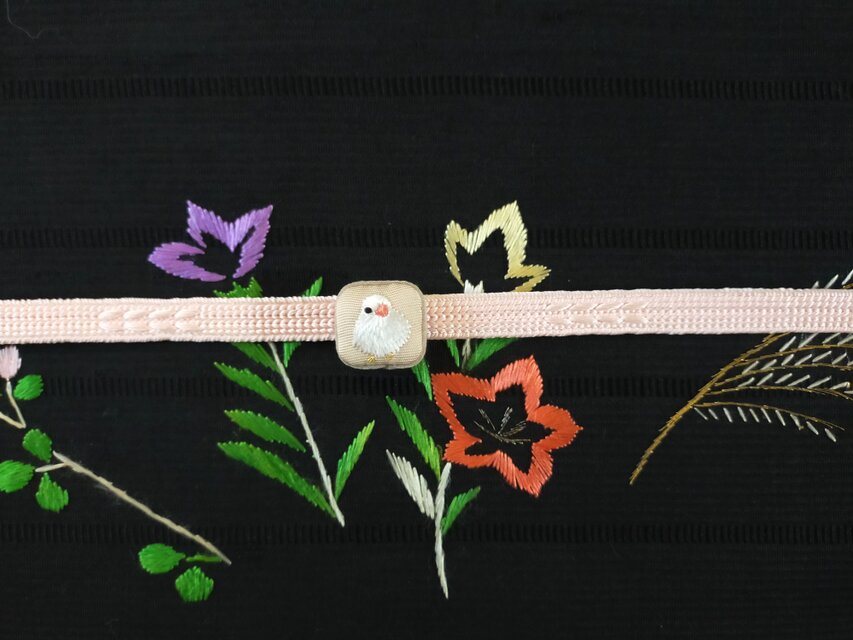 白文鳥の帯留め　ベージュ色