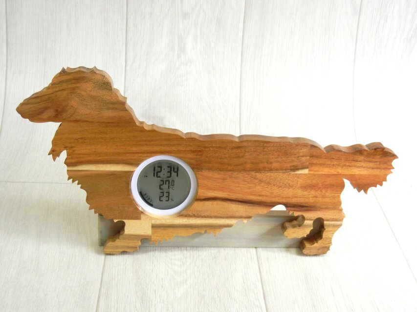 デジタル温・湿度計（時計付）ダックスフンド（ロングコート）No.2【木製（アカシア集成材）】（置き・掛け兼用）