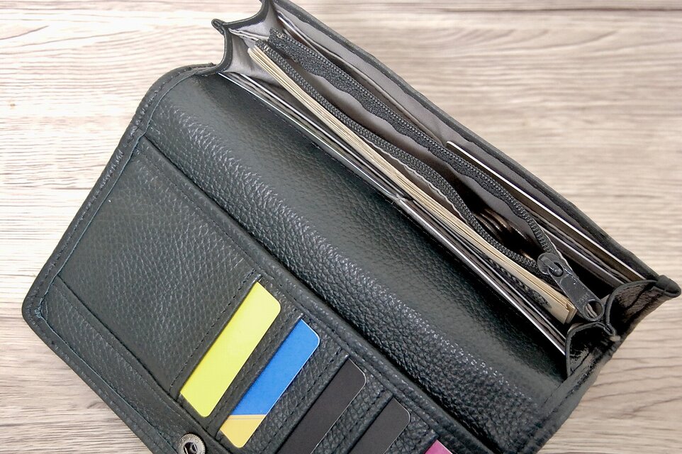 三つ折り長財布（オーストリッチ風型押し牛革・セージグリーン 