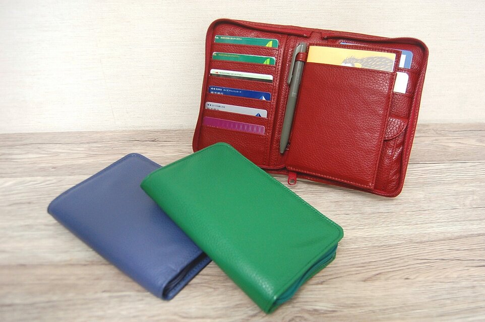 ヴァリアブルズ（貴重品）ポーチ・グリーン【シュリンク牛革・カラー3色】