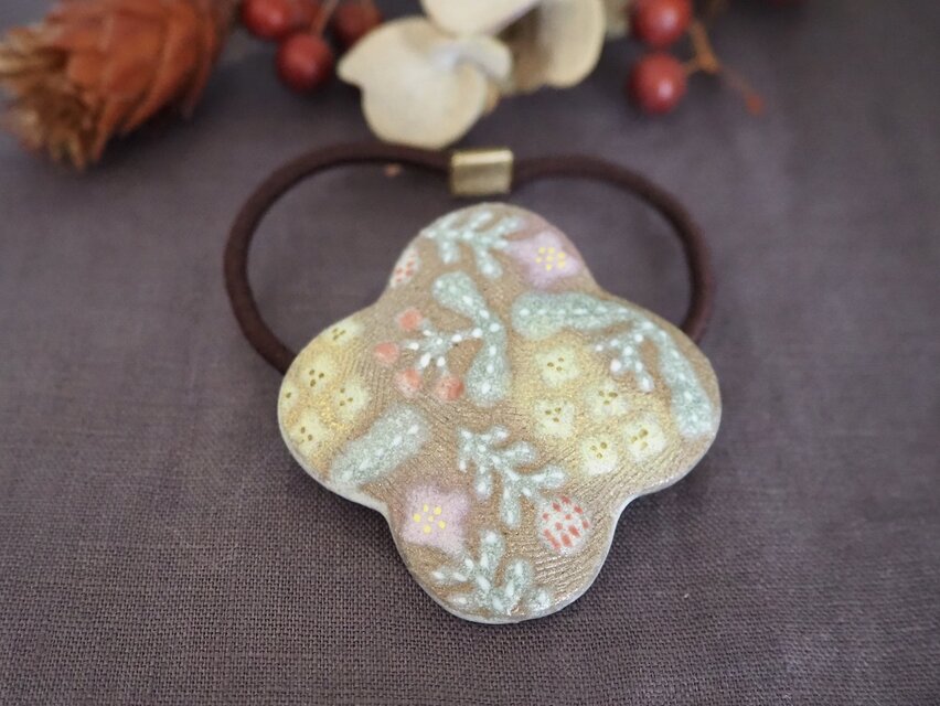 ●ヨウム　レジンヘアゴム　ムラサキカタバミ　手描き 陶器のヘアゴム 『Floral Pattern』 | iichi 日々の暮らしを