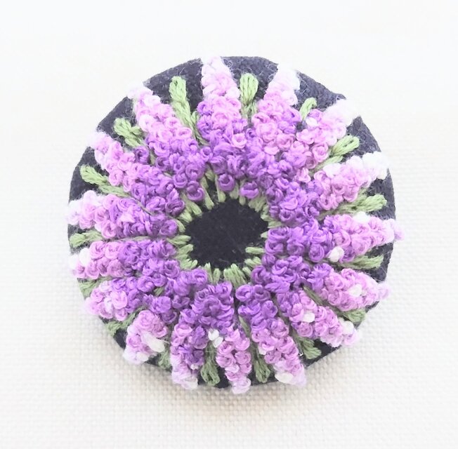 ライラックサークルの刺繍ブローチのコピー