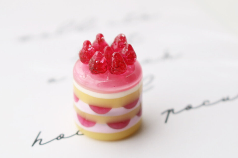 苺のショートケーキ ミニチュア ガラスのミニチュア苺ショートケーキ ☆ガラスのミニチュア洋菓子店