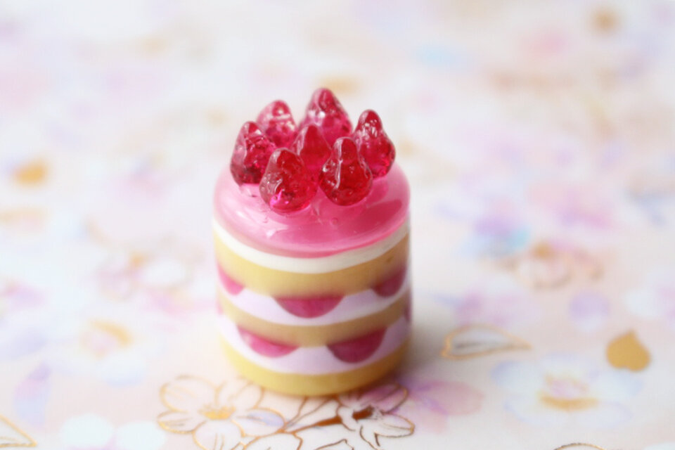ガラスのミニチュア苺ショートケーキ ☆ガラスのミニチュア洋菓子店