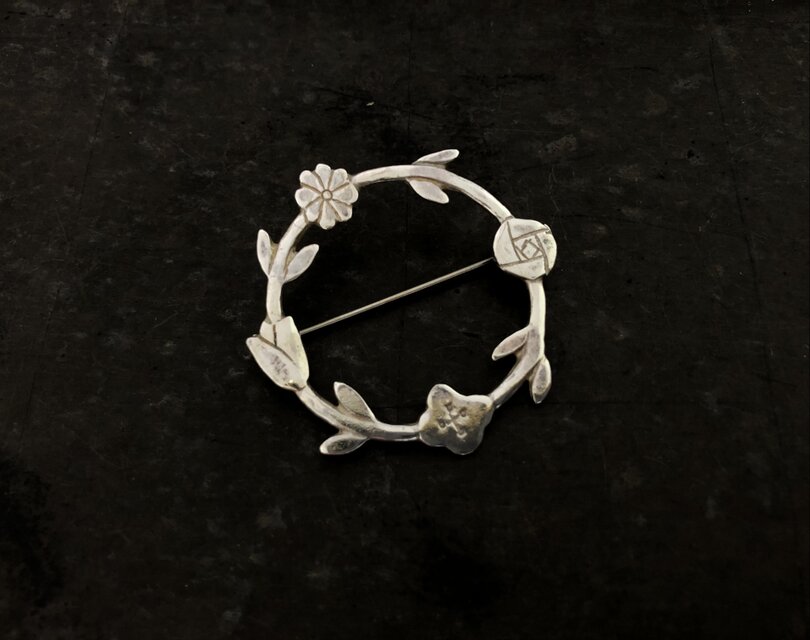 花の環のブローチ