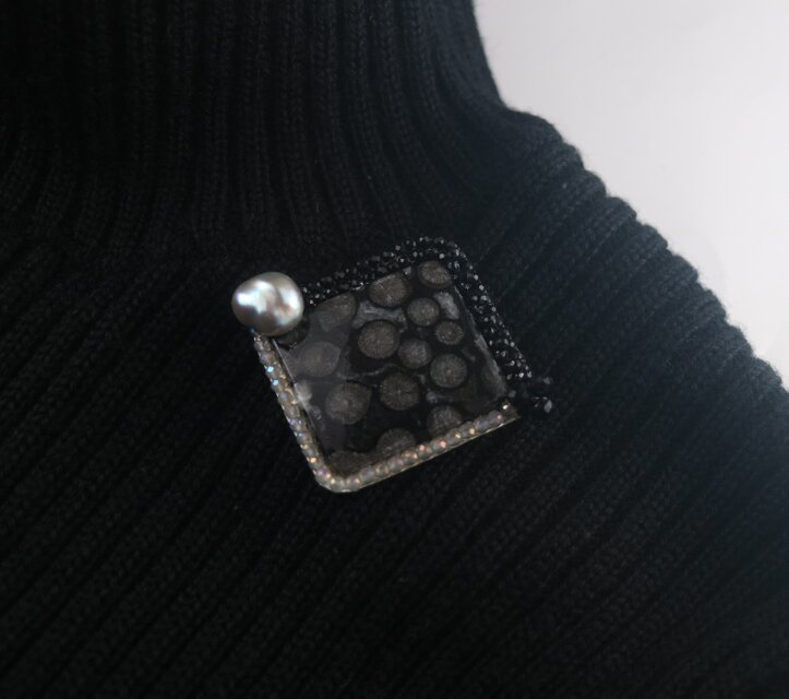 黒いフォッシルコーラル（化石珊瑚）のブローチ | iichi 日々の暮らし