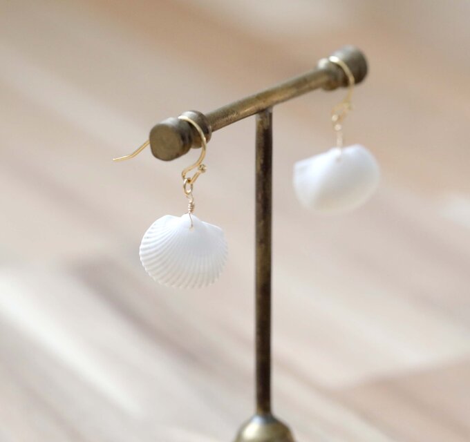 白い貝殻のイヤリング・ピアス | iichi 日々の暮らしを心地よくする