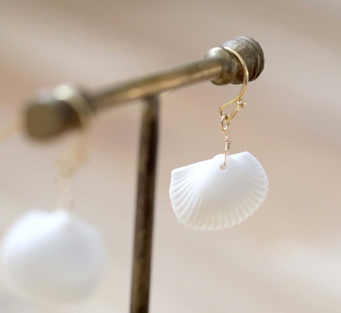白い貝殻のイヤリング・ピアス | iichi 日々の暮らしを心地よくする