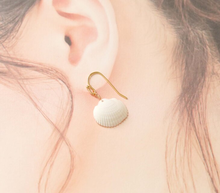 白い貝殻のイヤリング・ピアス | iichi 日々の暮らしを心地よくする