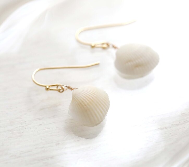 白い貝殻のイヤリング・ピアス | iichi 日々の暮らしを心地よくする