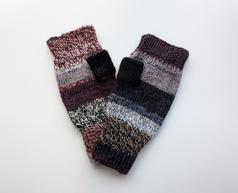ランダムボーダーのハンドウォーマー　ブラックボルドー系