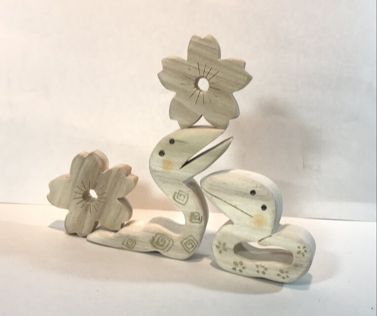 みぃ(巳)ペアとお花＃ほのぼの木の置物