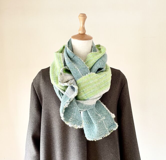 グレーがかったライトグリーンが映えるウールの大判ストール