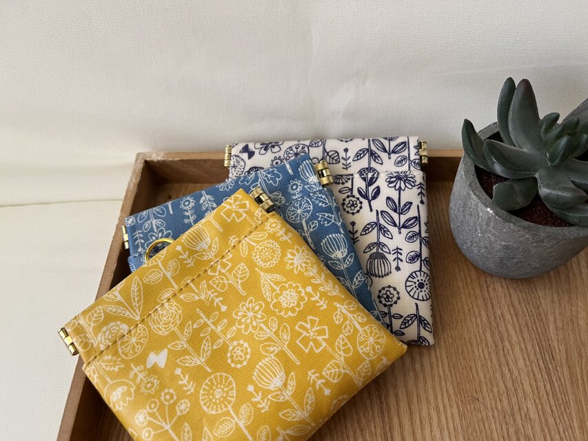 バネ口ラミネートポーチ　花柄　北欧