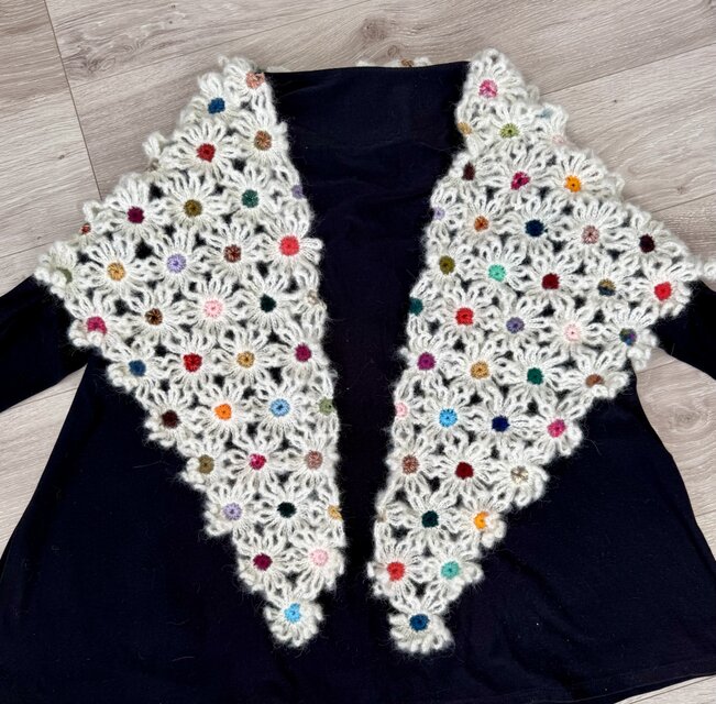 *マーガレットモチーフの三角ストール* 白