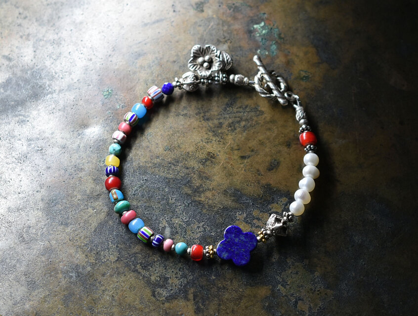 クローバーラピスラズリとパール、多彩ヴェネチアビーズ、カレンシルバーのブレス