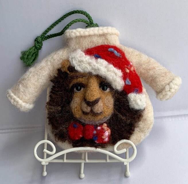 大きなセーターのクリスマスオーナメント(ライオンサンタ)