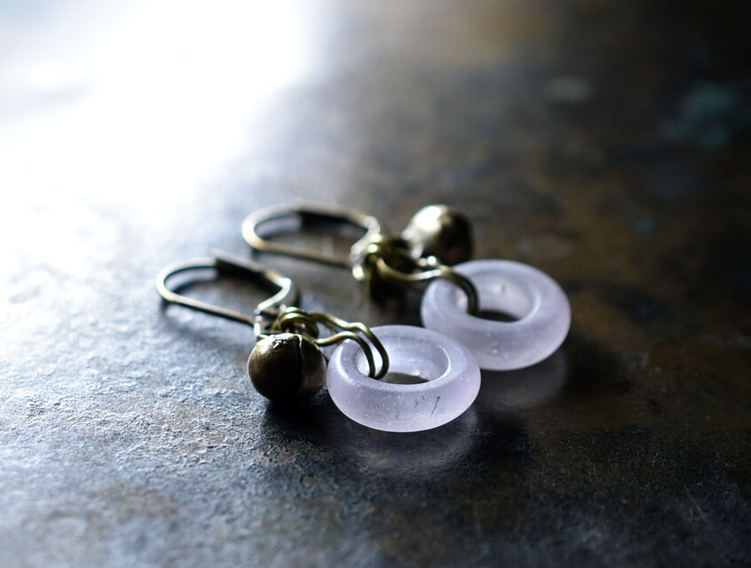 淡いパープルゴンドーナツと民族鈴のピアス