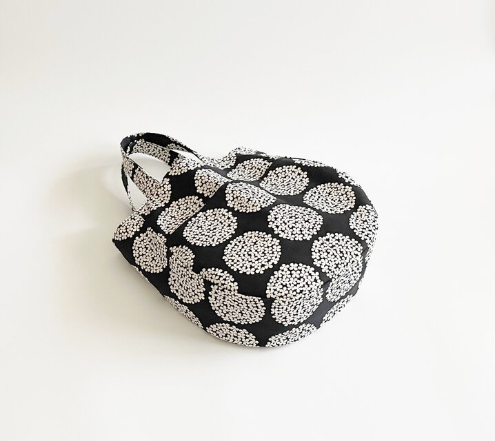 北欧風サークルフラワー*ラウンド型バッグ ブラック A4 紫陽花