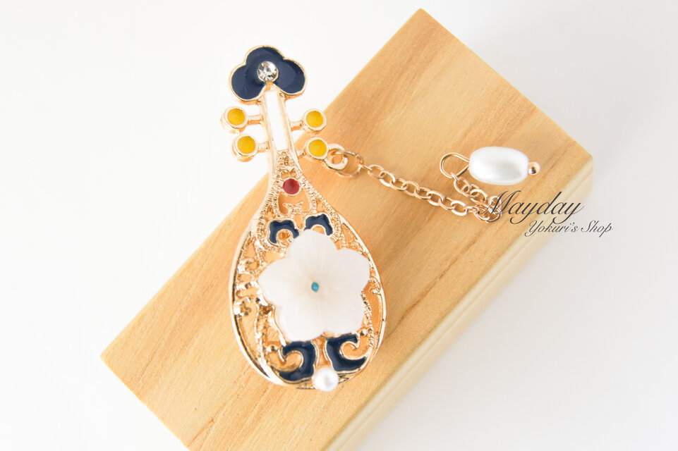 『花飾りの琵琶ブローチ』