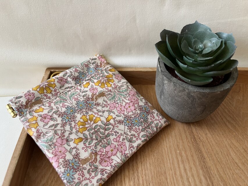 バネ口ラミネートポーチ　花柄ちびうさぎ