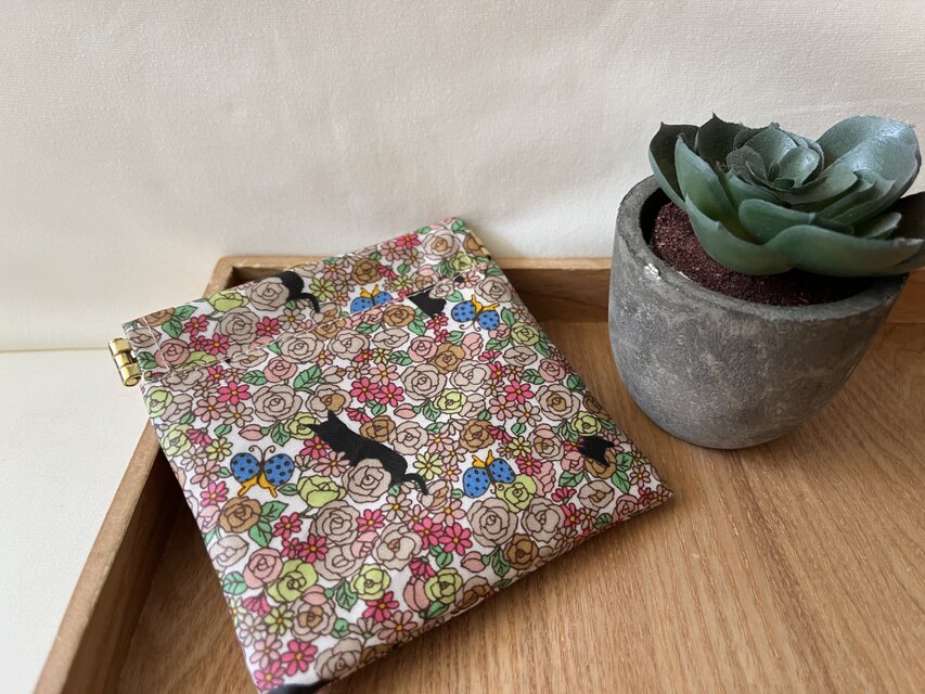 バネ口ラミネートポーチ　花柄黒猫